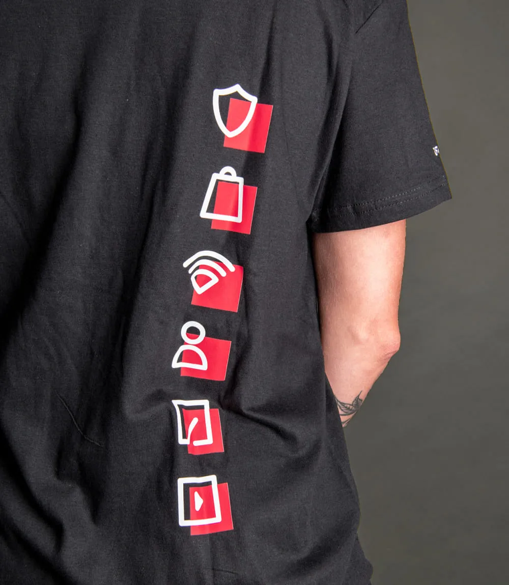 Torso einer Person von hinten fotografiert mit schwarzem T-Shirt das untereinander aufgereiht verschiedene Icons weiß umrandet über einem roten Viereck zeigt.