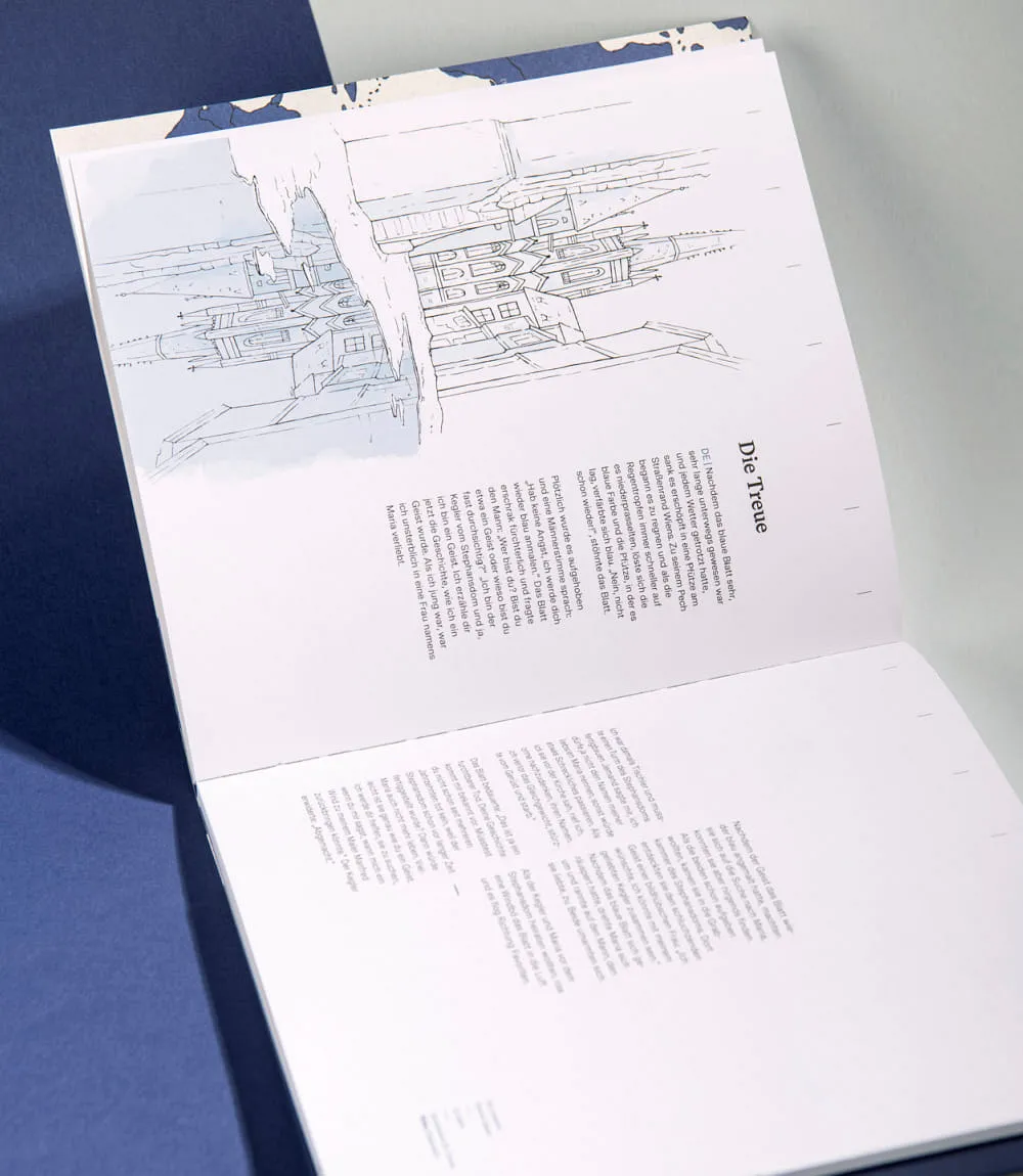 Aufgeschlagener Kalender auf blau weißem Hintergrund. Links eine feine Linienzeichnung einer historischen Stadtansicht mit gotischer Kirche im Zentrum. Die Szene spiegelt sich detailreich in einer großen Wasserpfütze im Vordergrund. Rechts davon Textblöcke in schwarzem Print.